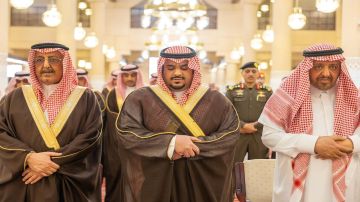 نائب أمير الرياض يؤدي صلاة الميت على الأمير محمد بن بندر..صور