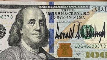 رسميا.. الدولار سيحمل توقيع ترامب لأول مرة بتاريخ أمريكا رسميا.. الدولار سيحمل توقيع ترامب لأول مرة بتاريخ أمريكا