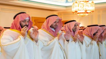 ولي العهد يؤدي صلاة عيد الفطر المبارك في المسجد الحرام بمكة المكرمة..فيديو وصور