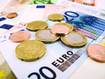 الجنيه الإسترليني ينخفض مقابل الدولار الأمريكي واليورو