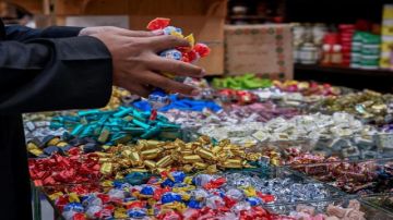 الخضيري: الإفراط في الحلويات بالعيد يسبب إسهال وغثيان للأطفال