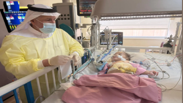 الدكتور الربيعة: استقرار حالة التوأم الصومالي رحمة ورملا بعد 4 أيام من عملية فصلهما