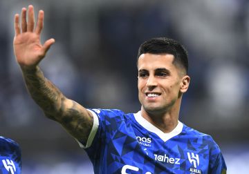 مستقبل كانسيلو.. الهلال يتمسك بشروطه ويربك حسابات برشلونة