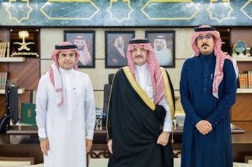 أمير الشرقية يطلع على التقرير السنوي لفرع الجمعية العربية السعودية للثقافة والفنون بالدمام أمير الشرقية يطلع على التقرير السنوي لفرع الجمعية العربية السعودية للثقافة والفنون بالدمام
