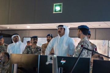 أمير قطر يزور مركز العمليات الجوية