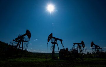 النفط يتراجع 10 بعد تقارير حول محادثات بين أمريكا وإيران