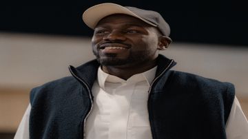 كوليبالي يظهر بالزي السعودي في مقر الهلال كوليبالي يظهر بالزي السعودي في مقر الهلال