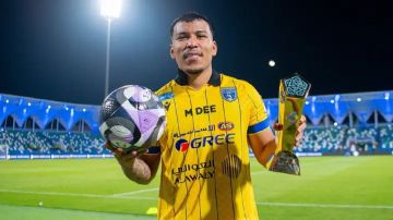 التعاون يخسر خدمات مارتينيز أمام الهلال التعاون يخسر خدمات مارتينيز أمام الهلال