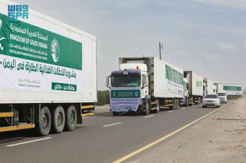 وصول (14) شاحنة إغاثية جديدة مقدمة من مركز الملك سلمان للإغاثة إلى محافظة عدن وصول (14) شاحنة إغاثية جديدة مقدمة من مركز الملك سلمان للإغاثة إلى محافظة عدن