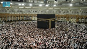 صحن المطاف.. مشهد تعبدي تتجلى فيه عظمة المكان ووحدة القاصدين صحن المطاف.. مشهد تعبدي تتجلى فيه عظمة المكان ووحدة القاصدين