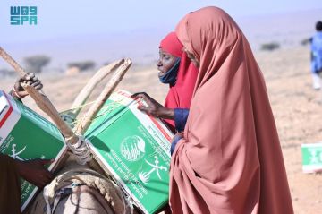 مركز الملك سلمان للإغاثة يوزع (800) سلة غذائية في إقليم سناج بالصومال