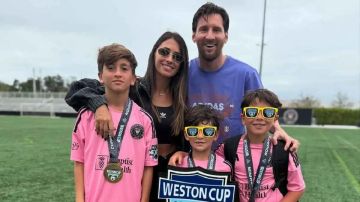 ميسي يصدم ممثلة أرجنتينية ويحظرها لسبب غامض.. صور