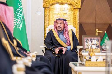 أمير القصيم يتسلم التقرير السنوي لفرع الموارد البشرية ويشيد بالمنجزات ومؤشرات الأداء أمير القصيم يتسلم التقرير السنوي لفرع الموارد البشرية ويشيد بالمنجزات ومؤشرات الأداء