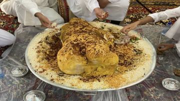 تحذير طبي: قطع اللحم للآخرين باليد أثناء الأكل ينقل فيروسات تحذير طبي: قطع اللحم للآخرين باليد أثناء الأكل ينقل فيروسات