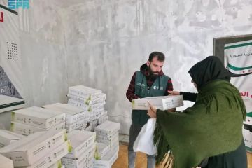 مركز الملك سلمان يوزع مساعداته الإغاثية والعلاجية في عدة دول