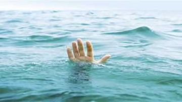 إنقاذ طفلا من الغرق أثناء ممارسة السباحة