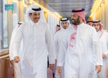 أمير دولة قطر يصل إلى جدة وسمو ولي العهد في مقدمة مستقبليه أمير دولة قطر يصل إلى جدة وسمو ولي العهد في مقدمة مستقبليه