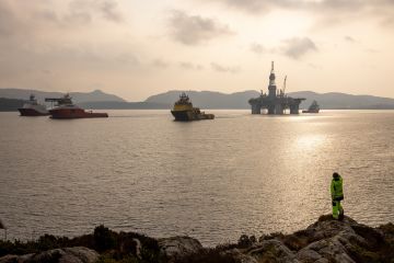 النفط يتجه لتحقيق مكاسب أسبوعية رغم الجهود الامريكية لتخفيف شح الإمدادات