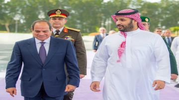 رئيس جمهورية مصر العربية يصل إلى جدة وسمو ولي العهد في مقدمة مستقبليه رئيس جمهورية مصر العربية يصل إلى جدة وسمو ولي العهد في مقدمة مستقبليه