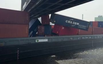 اصطدام سفينة شحن بجسر في ميناء نويس الألماني