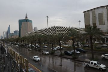 السعودية: الدفاع المدني يعلن مقتل شخصين وإصابة 12 بسبب سقوط مقذوف ويكشف عن جنسياتهم