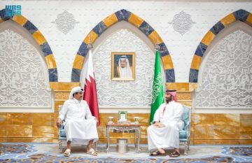 سمو ولي العهد يلتقي أمير دولة قطر