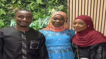 موسى ديابي يظهر برفقة والدته وزوجته في فرنسا