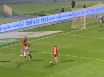 لاعبو القادسية يستعرضون مهاراتهم أمام الأهلي بأسلوب تيكا تاكا فيديو