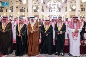 أمير الرياض يؤدي صلاة الميت على الأميرة نوره بنت عبدالعزيز بن عبدالرحمن آل سعود