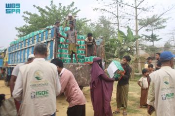  سلمان للإغاثة يوزع سلالا غذائية في 3 مناطق ببنغلاديش