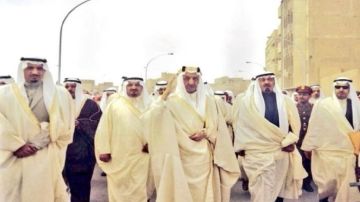 صورة تاريخية للملك فيصل مع الملك عبدالله بعد أدائهما صلاة العيد صورة تاريخية للملك فيصل مع الملك عبدالله بعد أدائهما صلاة العيد