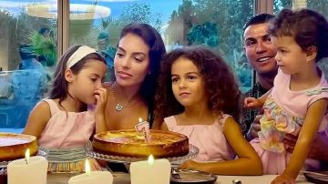 رونالدو بمناسبة يوم المرأة: محاط بنساء قويات.. صور