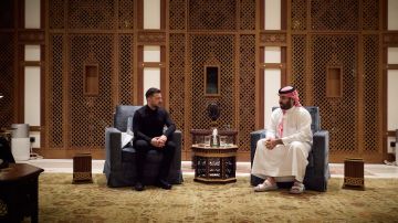 زيلنسكي بعد لقاء محمد بن سلمان: وقعنا وثيقة تعاون عسكري.. ونتصدى لنفس النوع من الهجمات الإرهابية زيلنسكي بعد لقاء محمد بن سلمان: وقعنا وثيقة تعاون عسكري.. ونتصدى لنفس النوع من الهجمات الإرهابية