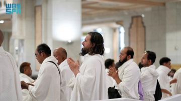 قاصدو المسجد الحرام يشهدون ختم القرآن الكريم ليلة 29 من شهر رمضان