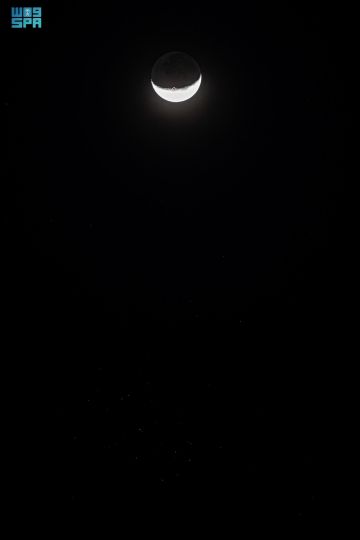 اقتران القمر وعنقود الثريا النجمي في سماء المملكة