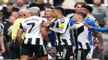 توقف مباراة نيوكاسل وسندرلاند بسبب إساءات عنصرية.. صور توقف مباراة نيوكاسل وسندرلاند بسبب إساءات عنصرية.. صور