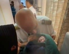 ولادة طفل على متن رحلة سعودية وكابتن الطائرة يرفع الأذان في أذنه فيديو