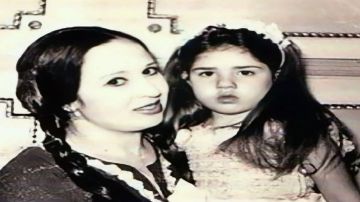صورة قديمة من طفولة رانيا فريد شوقي مع والدتها صورة قديمة من طفولة رانيا فريد شوقي مع والدتها