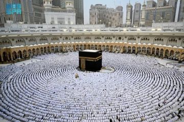 جموع المسلمين يؤدون صلاة عيد الفطر في الحرمين الشريفين