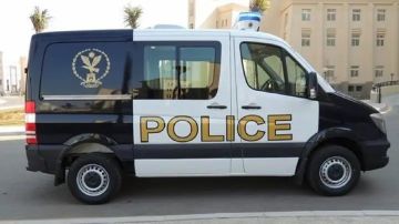 زوج يعتدي على زوجته بساطور في الشارع.. فيديو