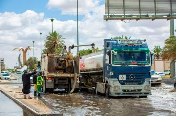 أمانة تبوك تكثف جهودها للتعامل مع الحالة المطرية أمانة تبوك تكثف جهودها للتعامل مع الحالة المطرية