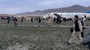 طائرة أفغانية تخرج عن المدرج أثناء هبوطها.. فيديو
