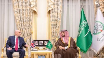 وزير الدفاع يبحث مع نظيره البريطاني تطورات الأوضاع الإقليمية وزير الدفاع يبحث مع نظيره البريطاني تطورات الأوضاع الإقليمية