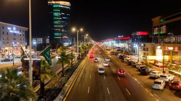 أمانة الشرقية تزين حاضرة الدمام بنحو 3000 علم احتفاء بيوم العلم السعودي