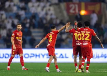 القادسية يحول تأخره إلى فوز على الأهلي ويبقى على آماله في المنافسة على اللقب