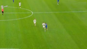 خبير تحكيمي يشرح حالة طرد لاعب النجمة أمام الهلال ويؤكد صحة القرار.. فيديو