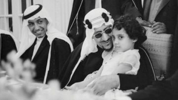 صورة نادرة للملك سعود مع ابنته الأميرة فايزة في أثينا صورة نادرة للملك سعود مع ابنته الأميرة فايزة في أثينا
