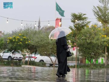 أمطار غزيرة ورياح نشطة وتحذير من السيول في عدة مناطق بالمملكة