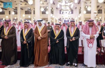 أمير الرياض يؤدي صلاة الميت على الأميرة نوره بنت عبدالعزيز بن عبدالرحمن آل سعود
