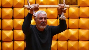 رامز جلال يسخر من جمال عبدالحميد: إيه لون الشعر دا يا كابتن؟.. فيديو